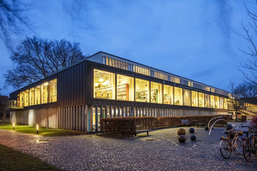 Exterior of the City Library in Lund in the evening. Photo.
