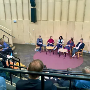 People sitting in chairs talking in front of an audience at the venue Amfi in Stadshallen. Photo.